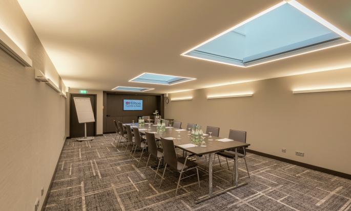 https://assets.hiltonstatic.com/image/upload/t_MODx%20- Thumb/t_MODx - Thumb/v1576508947/Imagery/Property%20Photography/Hilton%20Garden%20Inn/F/FRACEGI/hilton-garden-inn-frankfurt-city-centre-FRACEGI-MeetingWeser-7263-H.jpg